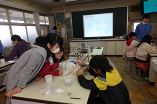 Observing temperature change caused by dissolving silica gel in water 