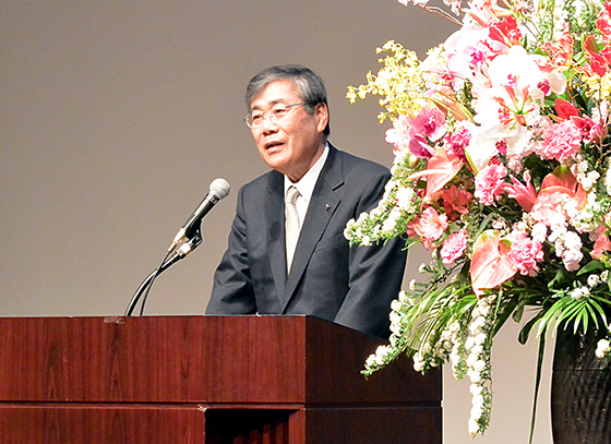 写真:入社式で挨拶をする宮永社長