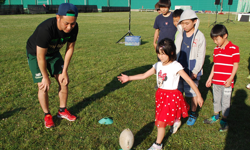 Learning how to kick a rugby ball team