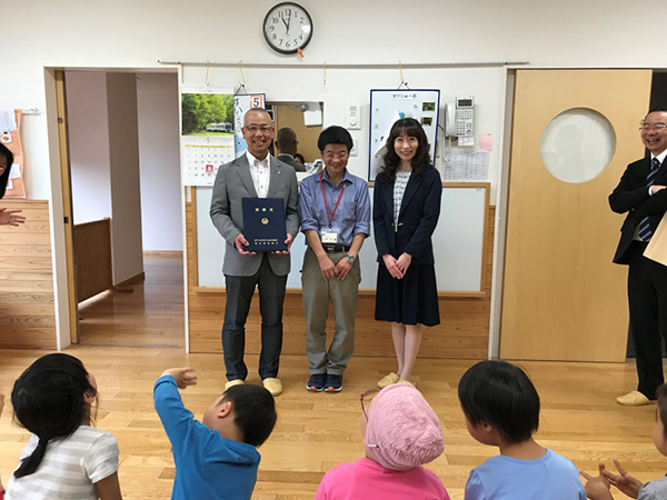 Receiving a certificate of appreciation from “Kirari”