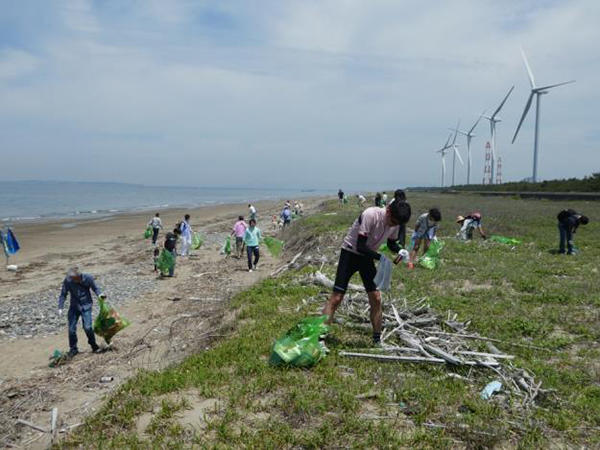 Large volumes of trash and driftwood were collected.