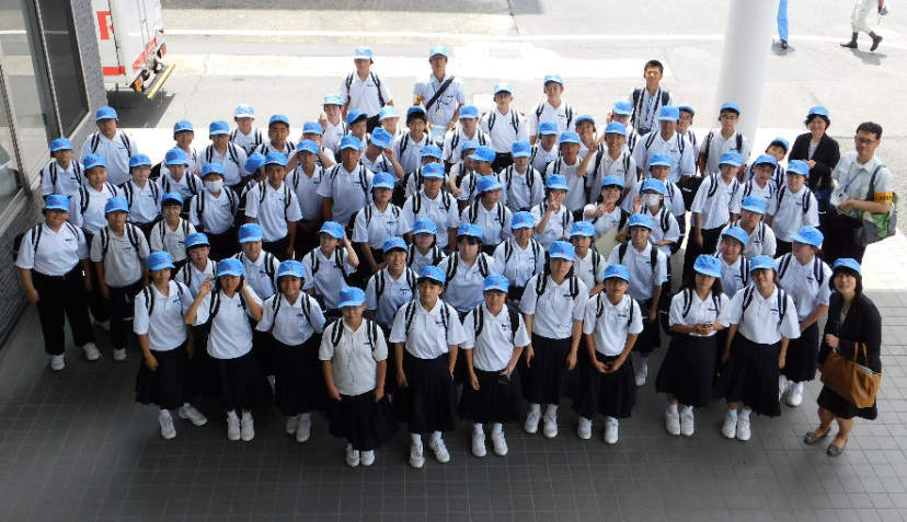 The first-year students from Hongo Junior High School in Mihara