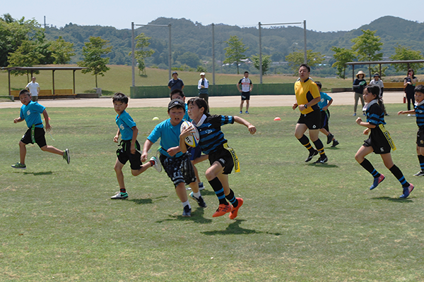 Exciting play on the rugby pitch