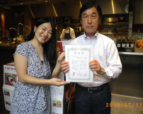 Receiving the Certificate of Appreciation from the TFT epresentative (left)