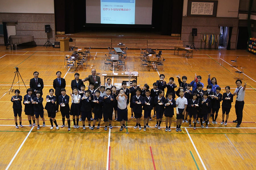 The students of Hongo Elementary School