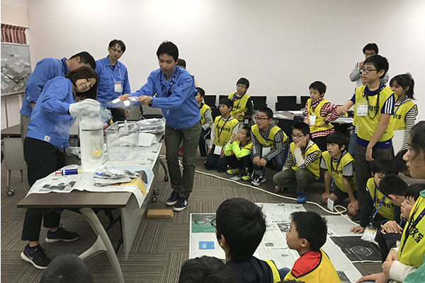 Observing an experiment using liquid nitrogen