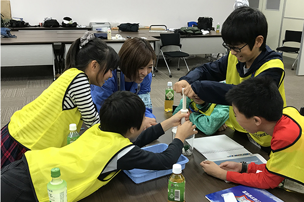 Air pressure experiment using marshmallows and balloons