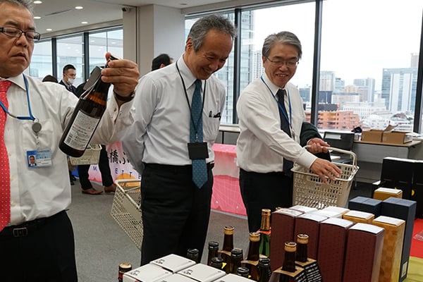 CSO Izumisawa (center) and Senior Vice President Kaguchi visited during lunchtime.
