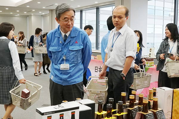 CTO Nayama (left) making a purchase