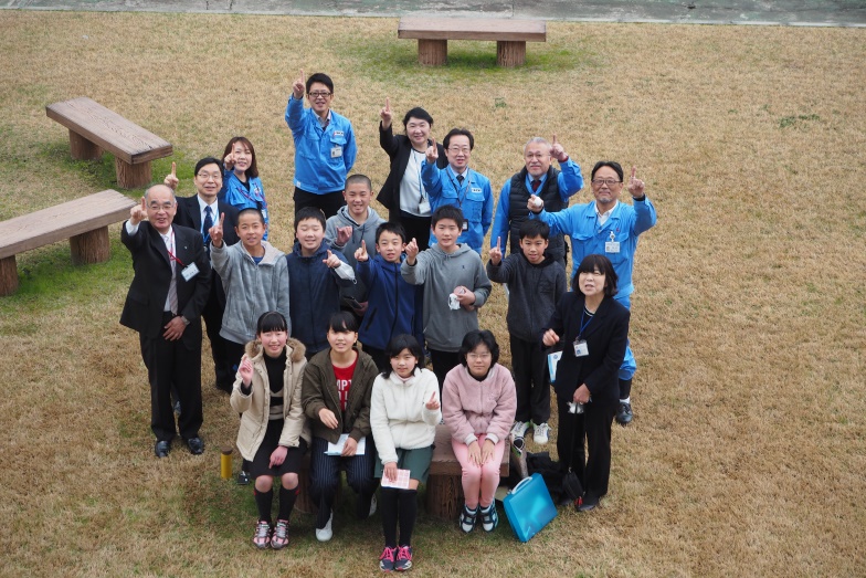 The students of Fuka Elementary School with MHI Group staff