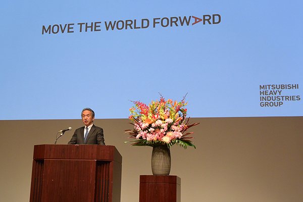 President Seiji Izumisawa welcomes new employees at the ceremony 