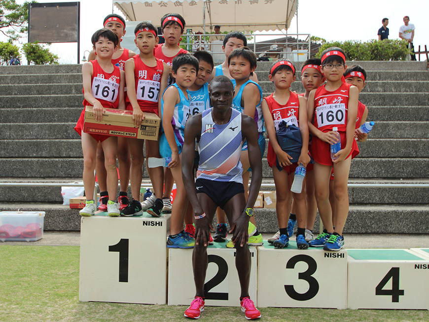 マラソン部(ｵﾑﾜﾝﾊﾞ選手) VS小学生男子（4人x 5チーム） 800m競争