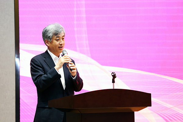 挨拶をする三菱重工サーマルシステムズ 楠本社長