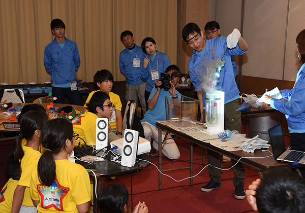 Observing an experiment using liquid nitrogen