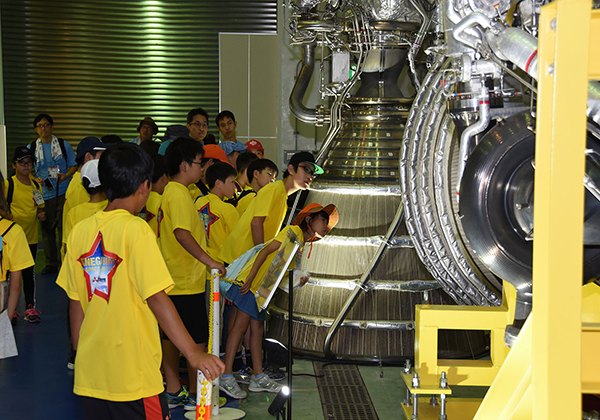 Viewing a real rocket engine at the Space Center