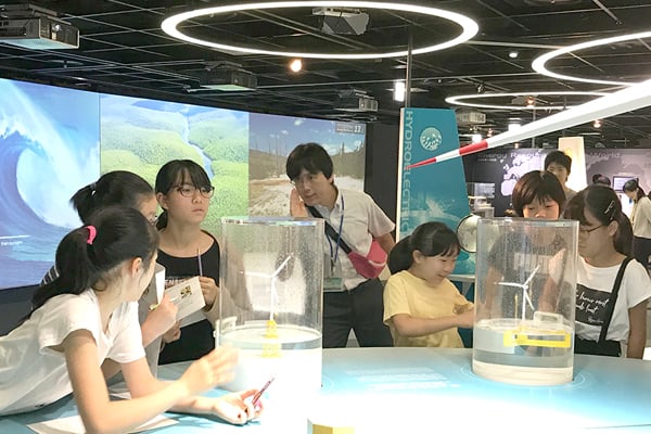At the Museum, the students learned the advantages and disadvantages of various power generation methods.