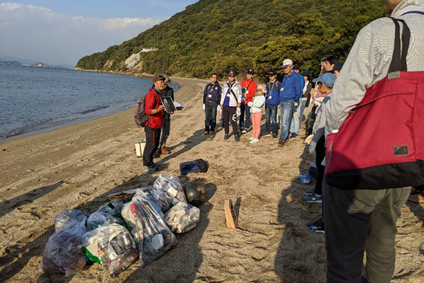 ガイドの説明で海ごみへの理解を深める参加者