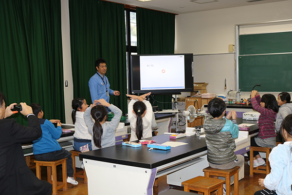 The children listened to the instructor's explanations with great interest.