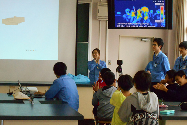 Using a thermoviewer to confirm temperature changes when hands are rubbed together (Nishibiwajima Elementary School)