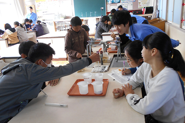 Confirming temperature changes when chemical agents are dissolved in water (Kojo Elementary School)