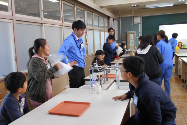 Making orange sherbet using ice and salt (Kojo Elementary School)