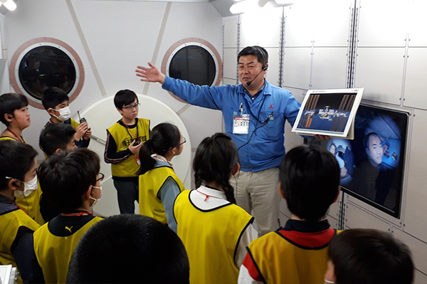 「きぼう」船内実験室の展示で宇宙ステーションの役割を学ぶ