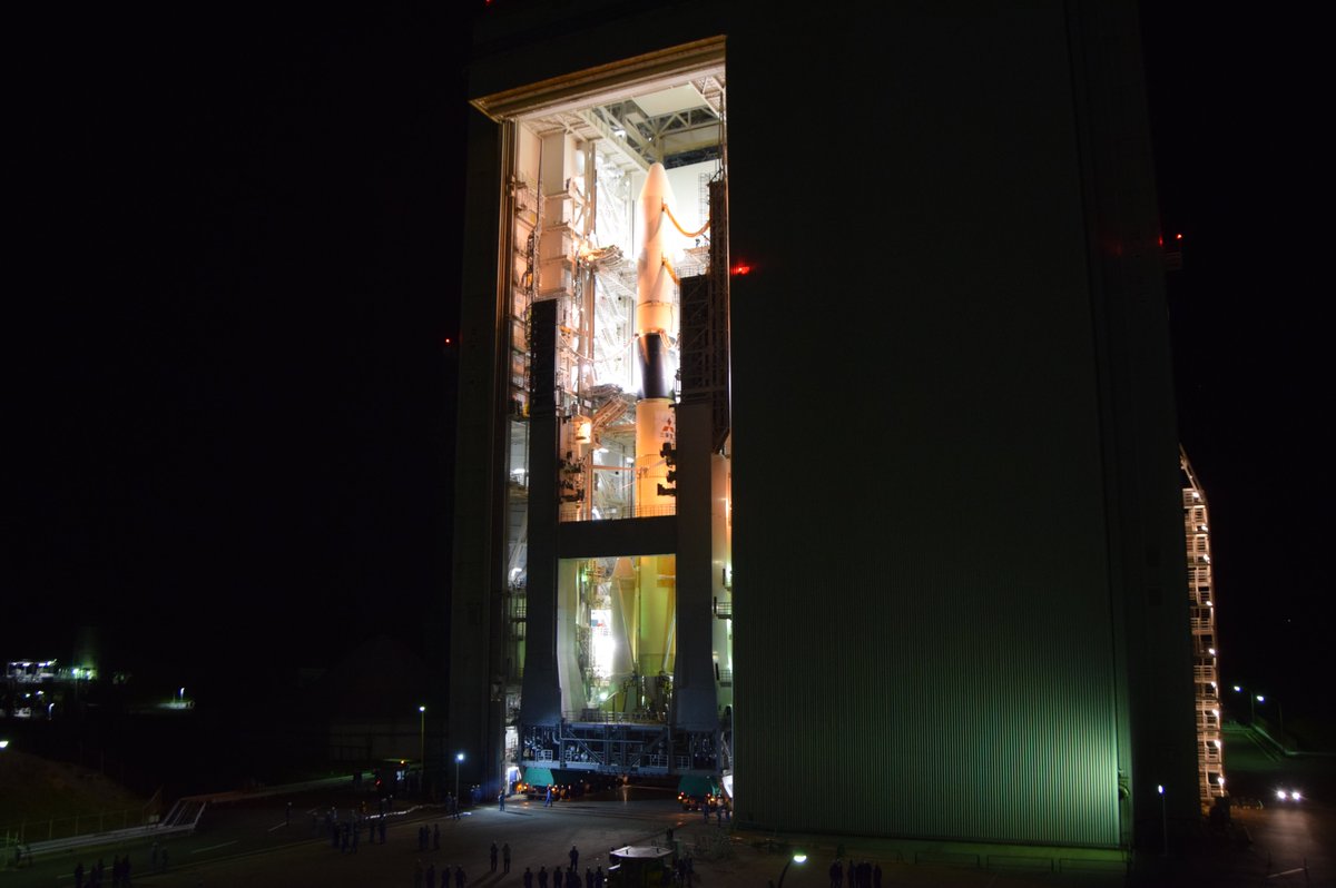 組立棟から射点に移動。Moving from VAB Vehicle Assembly Building to the launch pad.