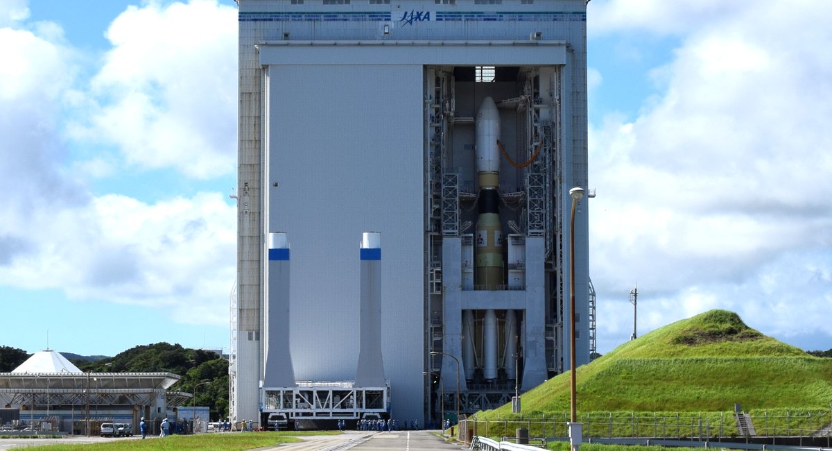 組立棟から射点に移動。Moving from VAB Vehicle Assembly Building to the launch pad.