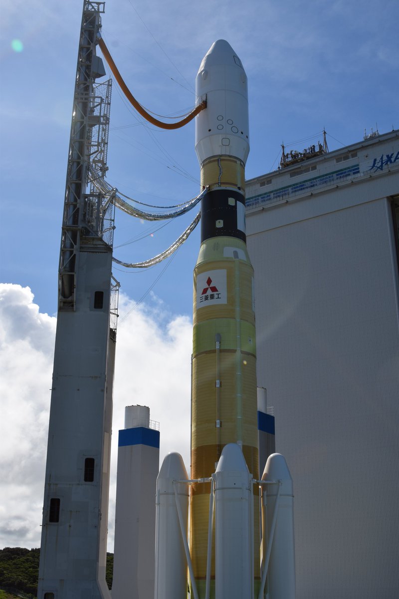 組立棟から射点に移動。Moving from VAB Vehicle Assembly Building to the launch pad.