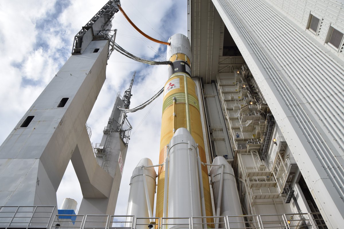 組立棟から射点に移動。貴重なロケット左側からの姿。Moving from VAB Vehicle Assembly Building to the launch pad. Rare left side view.