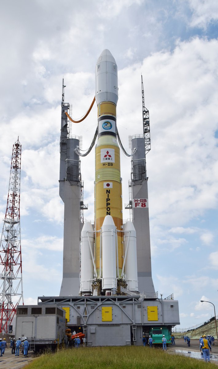 組立棟から射点に移動。貴重なロケット左側からの姿。Moving from VAB Vehicle Assembly Building to the launch pad. Rare left side view.
