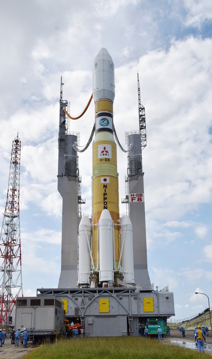 組立棟から射点に移動。貴重なロケット左側からの姿。Moving from VAB Vehicle Assembly Building to the launch pad. Rare left side view. 