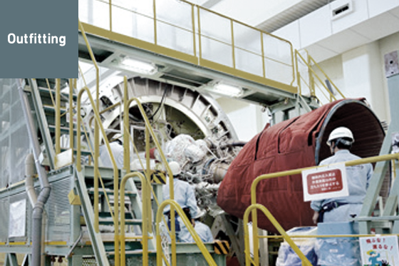 Photo: The high-performance LE-7A rocket engine serves as the main engine for the first stage. Ready approximately one and a half years before the launch date, the LE-7A is installed in the rocket body after testing at the plant.
