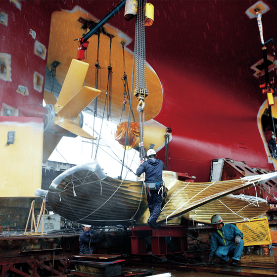 An enormous 26t propeller with a diameter of 6.6m, made at the Nagasaki Shipyard & Machinery Works, being fitted to its shaft.