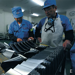 Photo:Blades for steam turbines are individually inspected by skilled technical experts. Since even the slightest damage could trigger a major accident, the inspections are carried out with meticulous care, pre- and post-assembly.