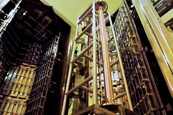 Photo:Large vacuum furnace