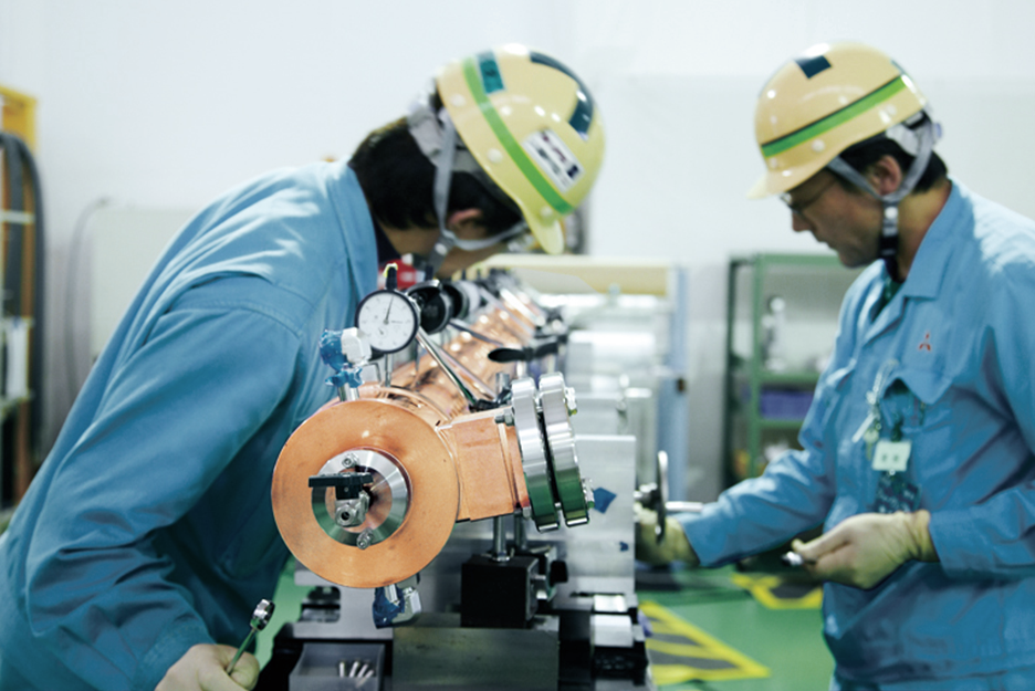 Photo:A normal conducting S-band accelerating structure that has become a single unit by means of brazing in a vacuum furnace.
