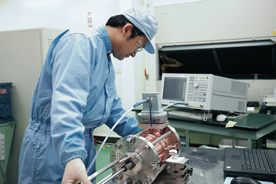 Photo:The resonance frequencies of the coupler components that allow for high output high frequencies within accelerating structure are measured using a high frequency measuring instrument.