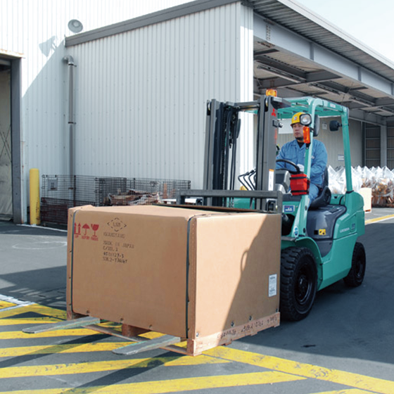 Photo:A forklift truck fitted with the SS Series (S4S) engine.