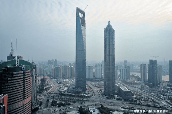 Photo: The building to the left in the center of the photograph is the Shanghai World Financial Center, where the TAD has been installed. This is a skyscraper complex where offices, hotels, observatory floors and commercial facilities are located.