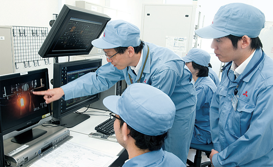社内の試験装置で検証を行う様子