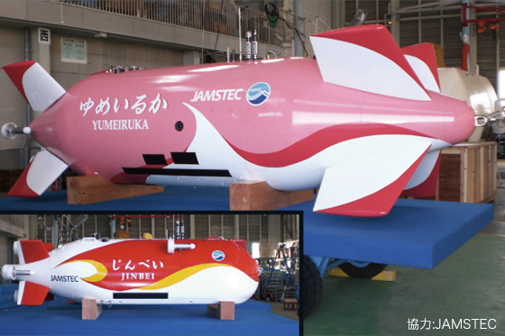 写真B:自律型無人探査機「ゆめいるか」と自律型無人探査機「じんべい」