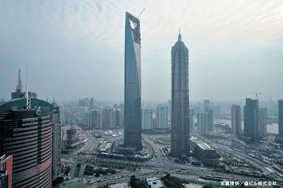 写真：写真中央左のビルが、制振装置を納入した「上海環球金融中心」。オフィス、ホテル、展望施設、商業施設などが入る複合超高層建築で、上海の新たなランドマークとなっている