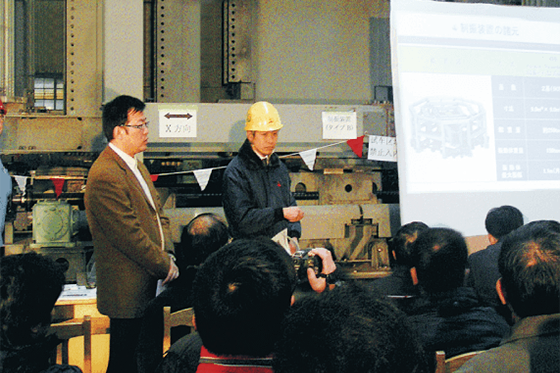 写真:中国の大学、設計会社などの関係者を招いて安全性や性能について説明を行ったときの様子。一つひとつ納得してもらい、無事に現地へ納入した