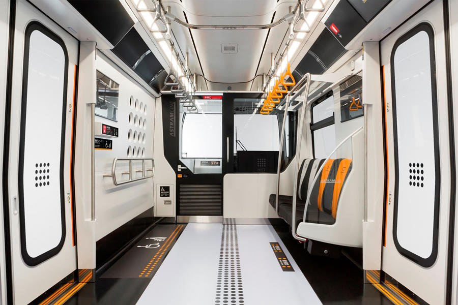 アストラムライン向け新型7000系車両内装（写真提供：広島高速交通株式会社）