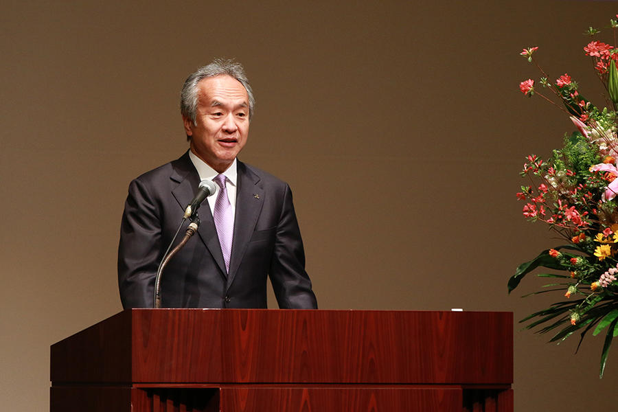 President Seiji Izumisawa welcomes new employees at the ceremony