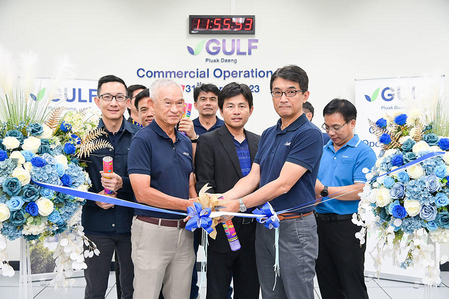 Ryo Takubo (President and Managing Director of Mitsubishi Power (Thailand) Ltd.) (Front Center), Junta Sasaji (Managing Director/Mit-Power Capitals (Thailand) Limited) (Front Right) and Boonchai Thirati (Deputy CEO/Gulf Energy Development PCL) (Front Left) at the completion ceremony of the GTCC Power Plant in Rayong.