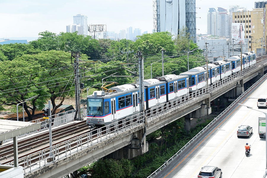 ＜エドサ通り沿いを走るMRT3号線＞