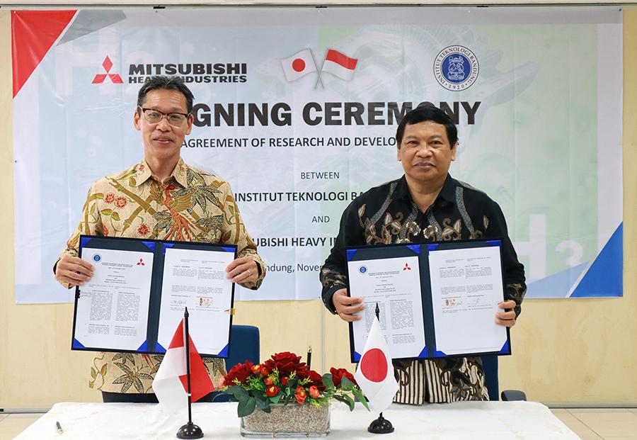 Masanori Yuri (Senior Manager, GTCC Business Division of Energy Systems/MHI) and Prof. I Gede Wenten (Vice Rector/ITB) at signing ceremony of joint R&D agreement to explore zero carbon technologies