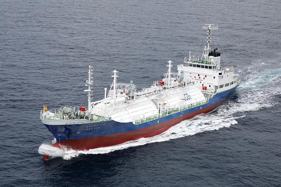 Transport ship equipped with the liquefied CO2 handling system